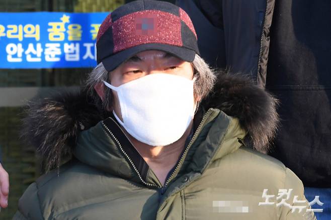 형기를 마치고 출소한 아동 성범죄자 조두순이 경기도 안산시 법무부 안산준법지원센터에서 신고를 마치고 건물을 나서고 있다.