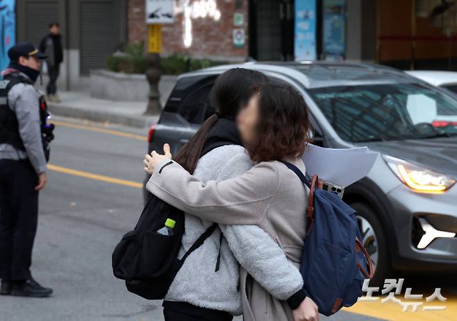 2026학년도 수능일인 13일 오전 서울 중구 이화여자외국어고등학교 교문 앞에서 학부모가 수험생을 격려하고 있다. 황진환 기자