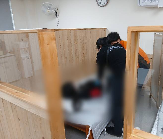 전북의 한 고사장에서 건강 상태에 이상을 느낀 수험생을 현장의 소방대원이 응급처치 하는 모습. 전북소방본부 제공