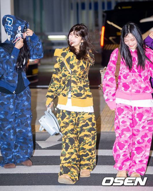 [OSEN=인천국제공항, 박준형 기자]  그룹&nbsp;뉴진스가 26일 오전 인천국제공항을 통해 '제9회 아시아 아티스트 어워즈'(The 9th Asia Artist Awards 이하 AAA) 시상식 참석 차 태국 방콕으로 출국했다.'AAA'는 지난 2016년 처음 개최, 배우와 가수를 통합해 시상하는 국내 최초의 통합 시상식이다.그룹 뉴진스 민지와 다니엘, 하니가 출국장으로 이동하고 있다   2024.12.26 / soul1014@osen.co.kr