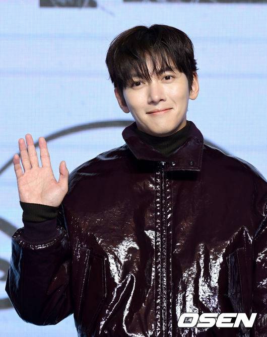 [OSEN=조은정 기자]디즈니+ 오리지널 시리즈 ‘조각도시’ 제작발표회가 서울 영등포구 여의도 콘래드 서울에서 열렸다.‘조각도시’는 평범한 삶을 살던 태중(지창욱)이 어느 날 억울하게 흉악한 범죄에 휘말려 감옥에 가게 되고, 모든 것은 요한(도경수)에 의해 계획되었다는 것을 알게 되면서 그를 향한 복수를 실행하는 액션 드라마를 그린 작품이다. 이날 현장에는 지창욱, 도경수,&nbsp;김종수,&nbsp;조윤수&nbsp;그리고&nbsp;이광수가 참석했다.배우 지창욱이 포즈를 취하고 있다. 2025.11.03 /cej@osen.co.kr