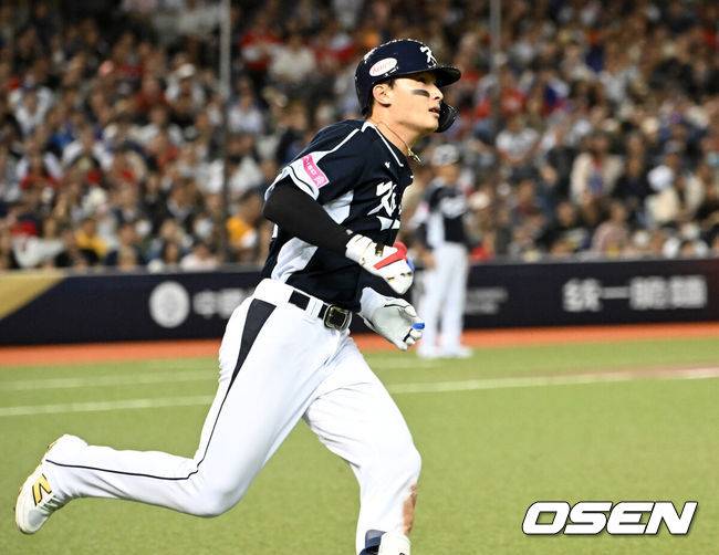 [OSEN=타이베이(대만), 이대선 기자] 그 어떤 대표팀보다 분위기가 좋다고 자부했던 류중일호가 프리미어12 B조 조별예선 첫 경기에서 충격패를 당했다.&nbsp;류중일 감독이 이끄는 한국 야구대표팀은 13일 대만 타이베이 타이베이돔에서 펼쳐진 2024 WBSC 프리미어12 B조 조별예선 대만과의 1차전에서 3-6으로 패했다.&nbsp;9회초 무사에서 한국 윤동희가 파울을 치고 그라운드를 달리고 있다. 2024.11.13 /sunday@osen.co.kr