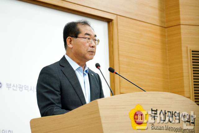 ▲재개발 비리 의혹이 제기되며 국민의힘에서 제명된 조병길 사상구청장이 13일 오전 부산시의회에서 긴급기자회견을 열고 내년 지방선거 출마를 선언했다.ⓒ프레시안(강지원)