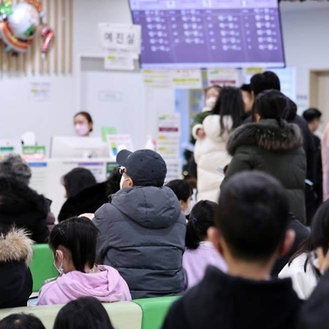 독감이 확산한 시기에 어린이병원을 찾은 어린이 환자와 보호자가 진료를 받기 위해 대기하고 있다. 뉴스1 자료사진