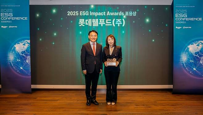 기념 촬영을 하고 있는 신민정 롯데웰푸드 IMC팀장(왼쪽)과 김윤곤 더나은미래 대표. 롯데웰푸드 제공