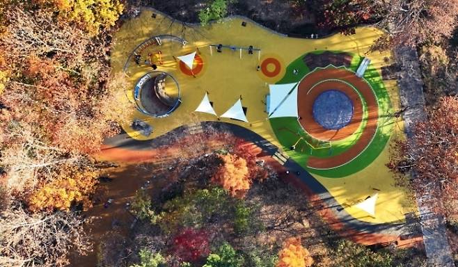 서울 노원구 노해체육공원에 조성된 ‘모두 맘껏 놀이터’.   노원구 제공