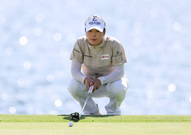 그린 경사를 파악하고 있는 윤이나. 사진 제공=대홍 기획