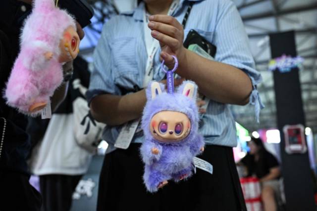 중국 상하이에서 열린 ‘중국 디지털 엔터테인먼트 엑스포 및 콘퍼런스’에서 한 여성이 방문객들에게 라부부 인형을 판매하고 있다. AFP 연합뉴스