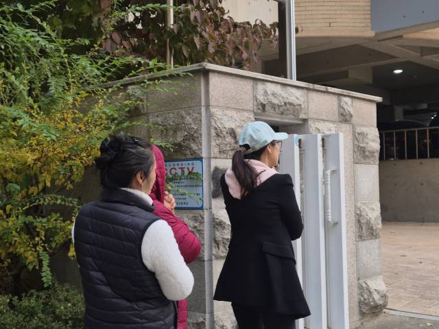 대학수학능력시험이 열리는 13일 서울 영등포구 여의도여고 앞에서 학부모들이 수험생의 뒷모습을 바라보고 있다. 정유나 기자
