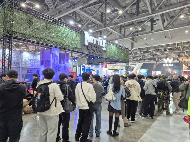 13일 부산 해운대구 벡스코에서 열린 ‘지스타 2025’ 행사의 배틀스테이트게임즈의 전시장 앞으로 게임을 시연하려는 관람객들의 줄이 길게 늘어서 있다. 부산=김흥록기자
