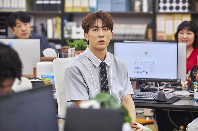 <직장인들>의 김원훈 주임이 특유의 억울한 표정을 짓고 있다. ⓒ쿠팡플레이 제공