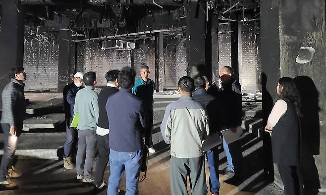 화재로 훼손된 통영체육청소년센터 내부를 관계자들이 점검하고 있다. ⓒ통영시 제공