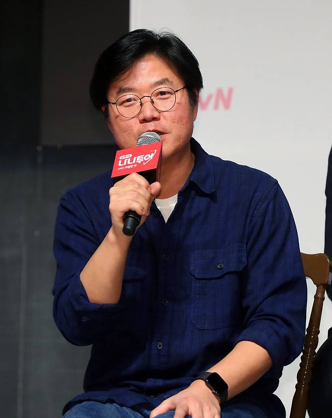 [서울=뉴시스] 김혜진 기자 = 나영석 PD가 3일 오후 서울 강남구 엘리에나 호텔에서 열린 tvN 예능 프로그램 ‘나나투어 with 세븐틴’ 제작발표회에서 인사말을 하고 있다. 2024.01.03. jini@newsis.com