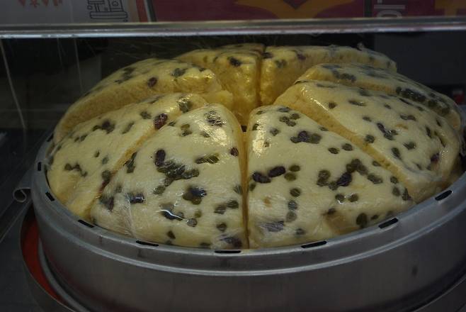 속초관광수산시장의 술빵. 촉촉하고 고소하다. 개당 5000원.