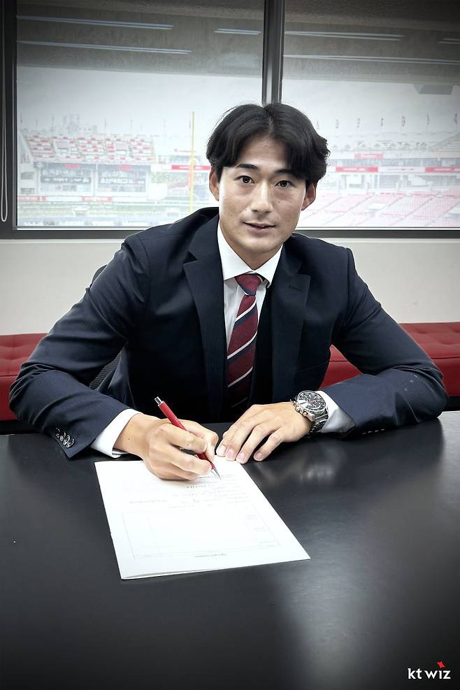 KT 위즈가 13일 아시아쿼터 우투수 스기모토 코우키를 영입했다. 스기모토는 KT 구단의 첫 아시아쿼터 선수다. 스기모토가 계약서에 사인하고 있다. 사진제공｜KT 위즈