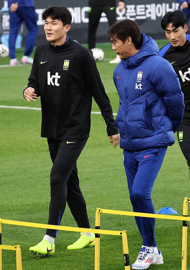 홍명보 감독이 김민재와 이야기하고 있다. 연합뉴스