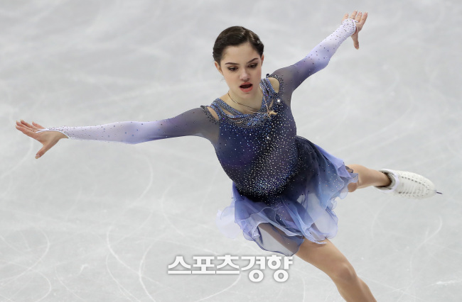 2018 평창 동계올림픽 여자 피겨스케이팅에서 연기를 하는 메드베데바.  경향신문DB