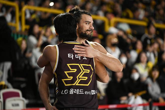 창원 LG 칼 타마요가 지난달 27일 부산 KCC와의 홈경기에서 코트에 들어서면서 아셈 마레이를 끌어 안고 있다. KBL 제공