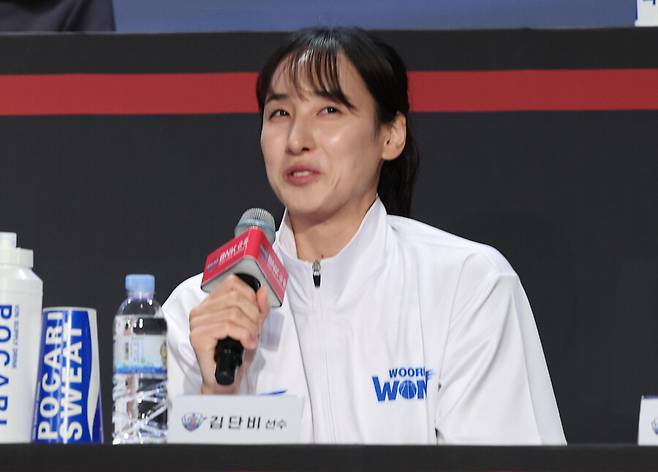 ▲ 청주 KB스타즈 박지수(맨 위)가 여자 프로농구 새 시즌 강력한 최우수선수(MVP) 등 개인상 싹쓸이 후보로 떠올랐다. 아산 우리은행 김단비(가운데)도 강력 견제를 예고했다. 지난 시즌 우승팀 부산 BNK썸 박정은(맨 아래) 감독이 다시 명장으로 가는 길을 닦을지도 관전 포인트다. ⓒ연합뉴스