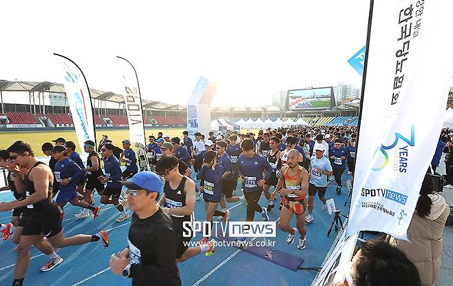 ▲ 제2회 블루런이 성남 탄천종합운동장에서 열렸다. 탄천변 일대를 도는 코스로 구성됐다.