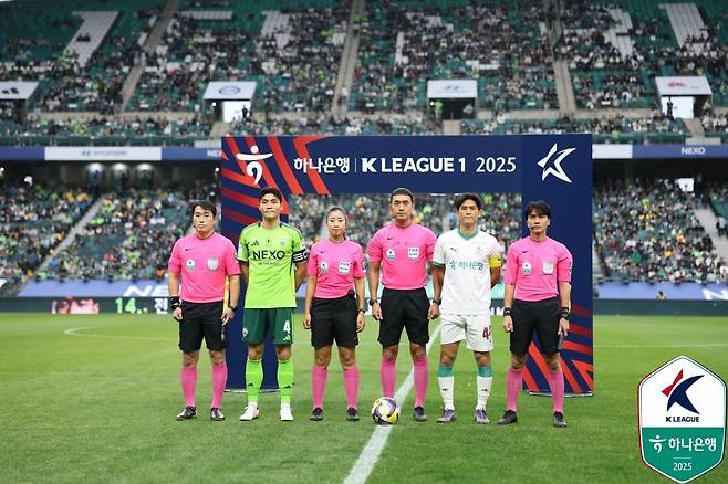 지난 9일 전북 현대와 대전하나시티즌의 경기를 앞두고 사진을 촬영하고 있는 양 팀 주장과 심판진. /사진=한국프로축구연맹 제공