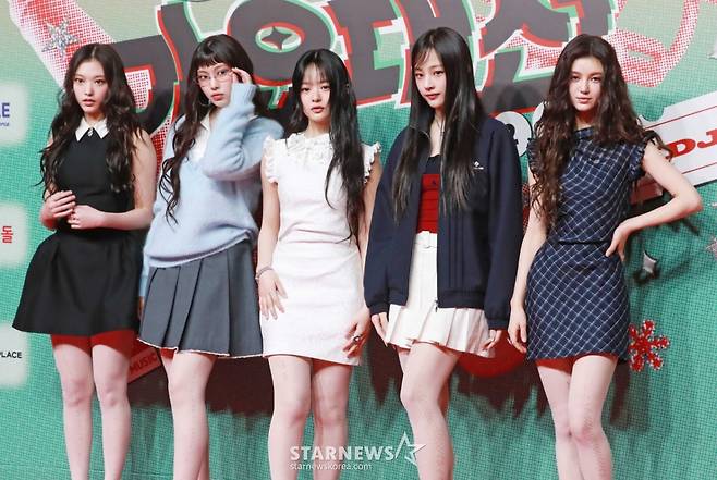 걸그룹 뉴진스가 25일 오후 인천 인스파이어 리조트에서 진행된 2024 SBS 가요대전 레드카펫 행사에 참석해 포즈를 취하고 있다. /2024.12.25 /사진=이동훈 photoguy@