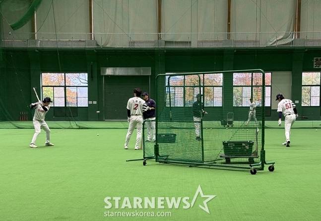 롯데 손호영과 고승민, 나승엽(왼쪽)이 타격훈련 준비를 하고 있다. /사진=양정웅 기자