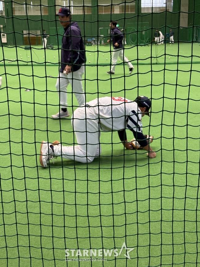 롯데 박재엽이 수비훈련 후 주저앉아 쉬고 있다. /사진=양정웅 기자