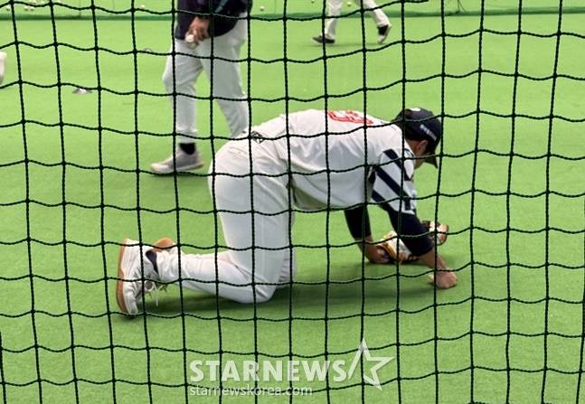 롯데 박재엽이 수비훈련 후 주저앉아 쉬고 있다. /사진=양정웅 기자