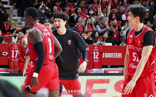 2025-2026 LG전자 프로농구 안양 정관장 대 원주 DB 경기가 13일 경기도 안양 정관장아레나에서 열렸다.  정관장 오브라이언트가 4쿼터에서 결정적인 3점슛을 성공시킨 후 환호하고 있다. /사진=김진경  대기자