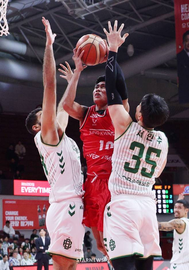 2025-2026 LG전자 프로농구 안양 정관장 대 원주 DB 경기가 13일 경기도 안양 정관장아레나에서 열렸다.  정관장 아반도가 DB 서민수를 제치고 골밑슛을 시도하고 있다. /사진=김진경 대기자
