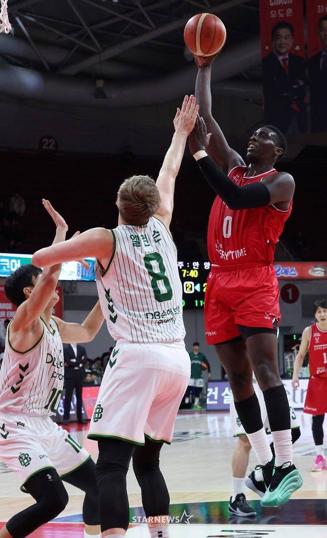 2025-2026 LG전자 프로농구 안양 정관장 대 원주 DB 경기가 13일 경기도 안양 정관장아레나에서 열렸다.  정관장 오브라이언트가 DB 엘런슨의 수비 위로 골밑슛을 시도하고 있다. /사진=김진경 대기자