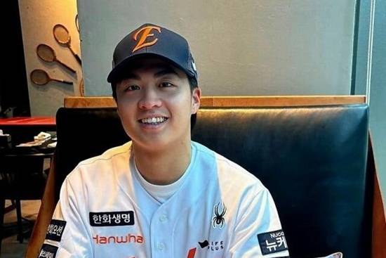 한화 이글스가 13일 구단의 1호 아시아 쿼터로 대만 출신 좌완 투수 왕옌청 입단을 발표했다. 왕옌청은 일본프로야구 라쿠텐 골든이글스 소속이며, 이번에 한화와 연봉 10만 달러(한화 약 1억 4000만원)에 계약했다. 신장 180cm, 체격 82kg의 체격 조건을 갖춘 왕옌청은 2023년 APBC 한국전 선발로 나와 조기강판되기도 했다. 한화 이글스