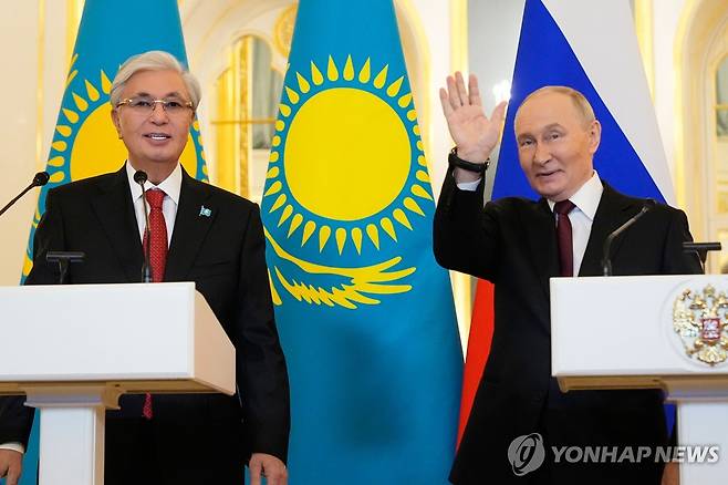 블라디미르 푸틴 러시아 대통령(우)과 카심-조마르트 토카예프 카자흐스탄 대통령 [EPA/크렘린풀 연합뉴스. 재판매 및 DB 금지]