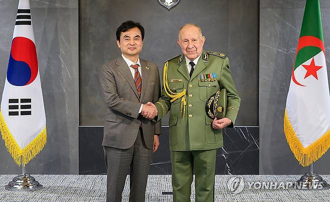 한-알제리 국방장관회담 안규백 국방부 장관이 지난 10월 23일 서울 용산구 국방부에서 열린 한-알제리 국방장관회담에서 사이드 샹그리하 알제리 국방특임장관 겸 합참의장과 악수하고 있다.[연합뉴스 자료사진, 국방부 제공. 재판매 및 DB 금지]