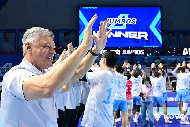 삼성화재전 승리에 기뻐하는 헤난 대한항공 감독 [한국배구연맹 제공. 재판매 및 DB 금지]