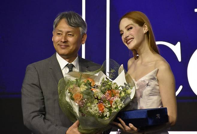 멕시코 한국관광 명예홍보대사 위촉 (멕시코시티=연합뉴스) 이재림 특파원 = 10일(현지시간) 멕시코시티에서 열린 한국 관광의 밤 행사에서 김종훈 한국관광공사 국제관광본부장 직무대행(왼쪽)이 배우 세시 데라 쿠에바에게 한국관광 명예홍보대사 위촉장을 주고서 기념 촬영하고 있다. 2025.11.13