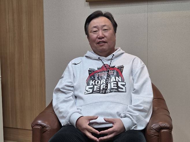 인터뷰하는 차명석 LG 단장 (서울=연합뉴스) 하남직 기자 = 차명석 LG 트윈스 단장이 12일 서울 잠실구장에서 연합뉴스와 인터뷰하고 있다.