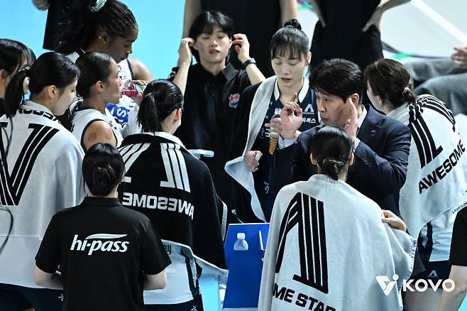 작전 지시하는 김종민 한국도로공사 감독과 선수들  [한국배구연맹 제공. 재판매 및 DB 금지]