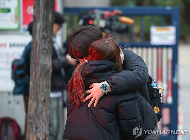 '따뜻한 포옹' (서울=연합뉴스) 김주형 기자 = 2026학년도 대학수학능력시험(수능)일인 13일 서울 종로구 경복고등학교에서 수험생이 어머니와 포옹하고 있다. 2025.11.13 kjhpress@yna.co.kr