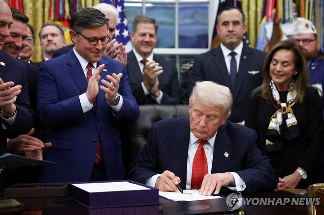 예산안 서명하는 트럼프 (로이터=연합뉴스) 도널드 트럼프 대통령이 12일 밤(현지시간) 백악관에서 의회에서 넘어온 임시예산안에 서명하고 있다. 2025.11.12