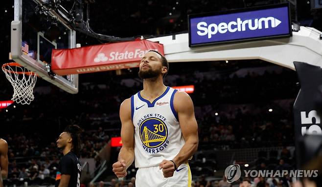 포효하는 커리 [AFP=연합뉴스]