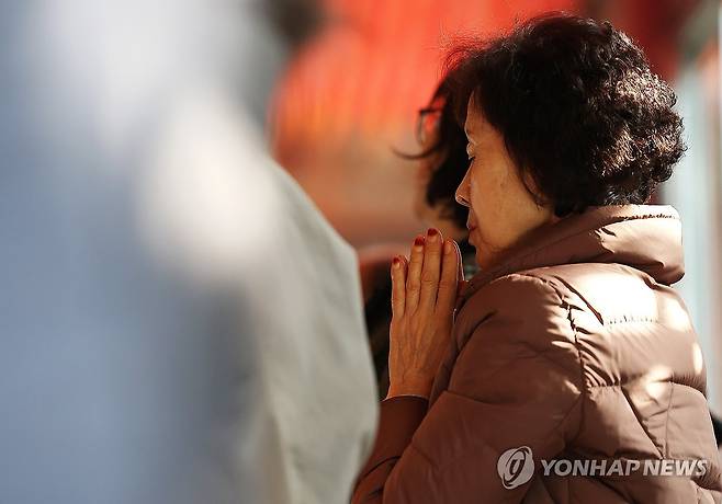 '간절한 마음으로' (서울=연합뉴스) 김주형 기자 = 2026학년도 대학수학능력시험(수능)일인 13일 서울 종로구 조계사를 찾은 수험생 가족과 불자들이 기도하고 있다. 2025.11.13 kjhpress@yna.co.kr