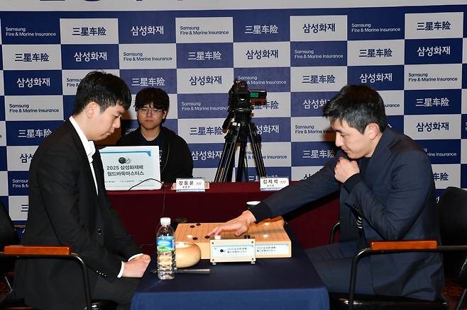 김지석(오른쪽) 9단이 강동윤 9단을 따돌리고 11년 만에 삼성화재배 4강에 진출 [한국기원 제공. 재판매 및 DB 금지]