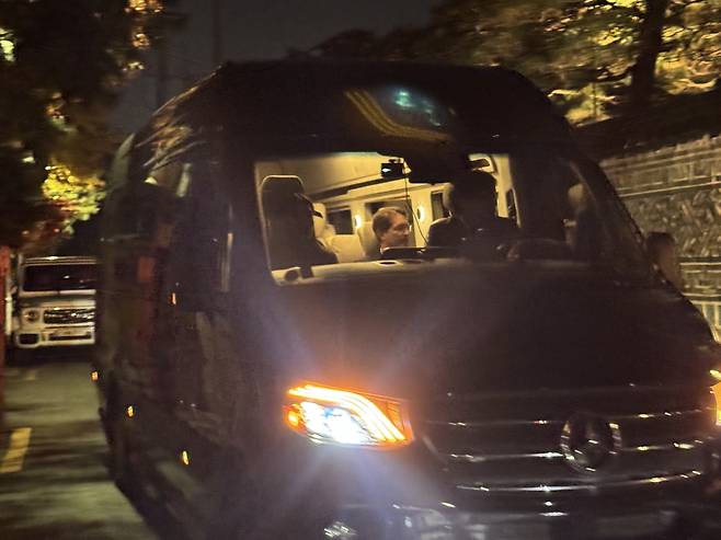 승지원에 도착한 올라 칼레니우스 메르세데스-벤츠 회장 (서울=연합뉴스) 강태우 기자 = 올라 칼레니우스 메르세데스-벤츠 회장이 13일 오후 서울 용산구 한남동에 위치한 승지원에 도착했다. 이재용 삼성전자 회장과 만나 전장 사업 협력을 논의했다. 2025.11.13 burning@yna.co.kr