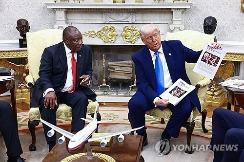 라마포사 남아공 대통령에게 '백인 학살 의혹' 추궁하는 트럼프 미국 대통령 [EPA 연합뉴스 자료사진. 재배포 및 DB 금지]