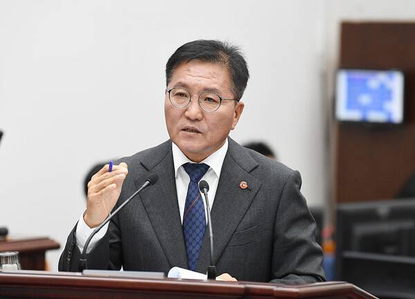 14일 도정질문을 하고 있는 하성용 의원.