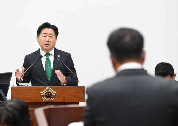 14일 도정질문 답변을 하고 있는 오영훈 지사.