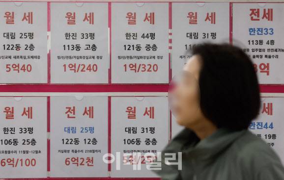 서울 성동구 한 공인중개사무소 앞에 전월세 시세표가 붙어 있다.(사진=방인권 기자)