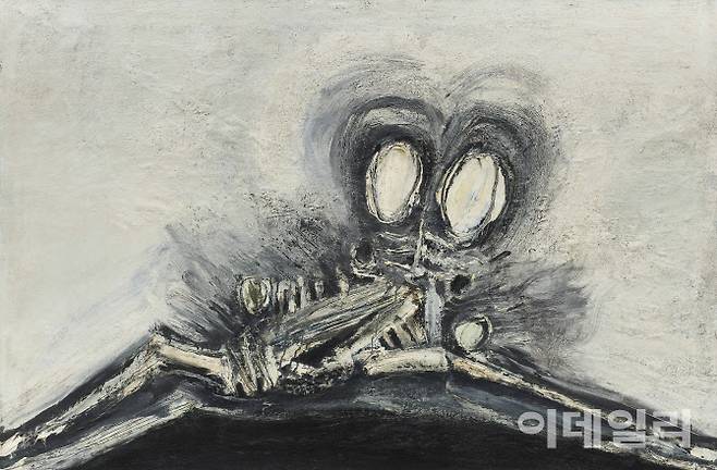 김종학의 ‘작품 603’(1963). 1962년 서울대 미대를 졸업한 즈음의 작품이다. 해골처럼 비틀린 채 힘없이 앉은 인물의 형상이 보인다. 불운한 시대를 견뎌내야 했던, 절망과 분노가 고스란히 밴 인간의 실존적인 몸부림이 어둡고 격렬한 붓터치를 타고 올랐다. 지난 6월 26일 국립현대미술관 과천에서 개막한 ‘MMCA 과천 상설전: 한국근현대미술Ⅱ’에 걸렸다. 캔버스에 유화 물감, 95.2×144㎝. 국립현대미술관 소장.